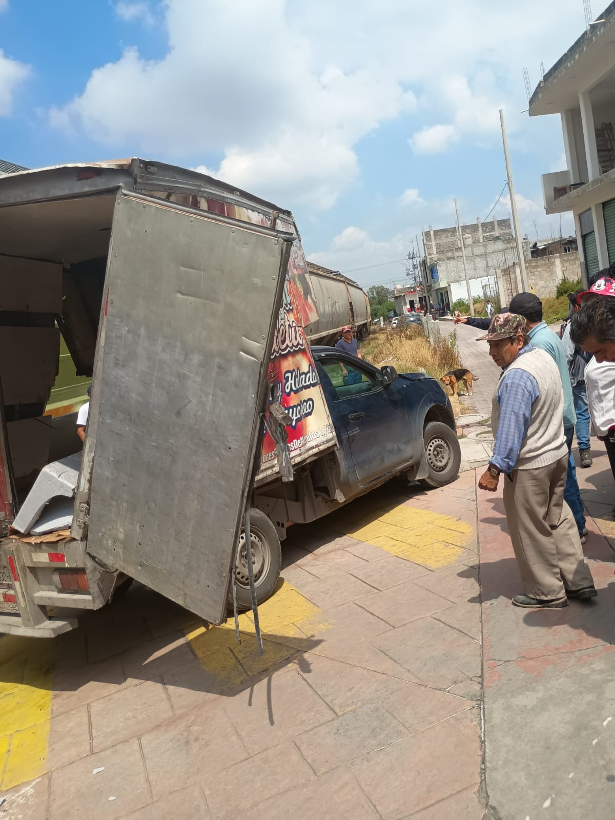 Tren arrolla camioneta de helados en Contla; solo daños materiales el saldo