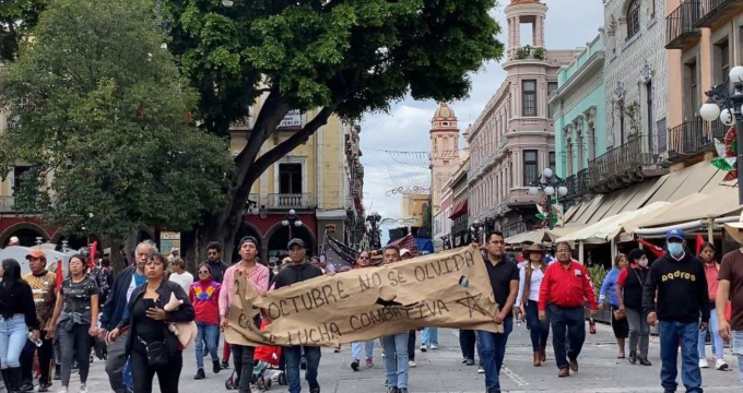 Puebla revive el 2 de octubre con marchas, reclamos y ausencia oficial