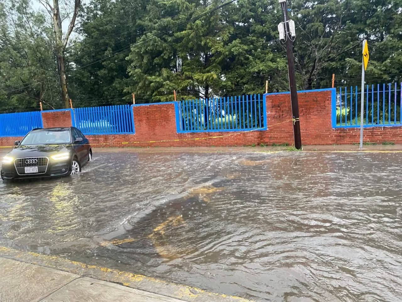 Fuerte tormenta azota a la Capital, negocios, domicilios y edificios bajo el agua