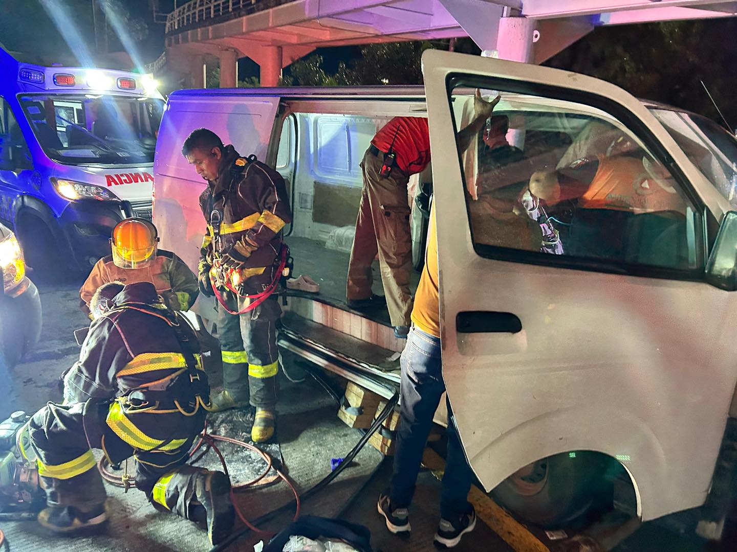 Atienden servicios de emergencia choque contra objeto fijo en Periférico Ecológico