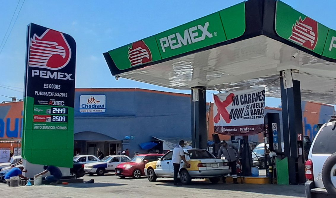 Sheinbaum logra acuerdo para mantener la gasolina en 24 pesos