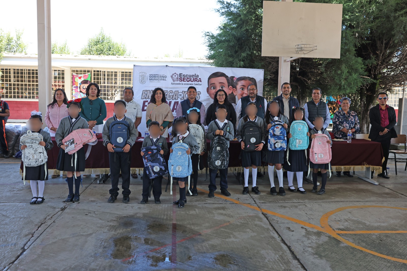 Omar Muñoz y Tere Alfaro continúan entrega de kits escolares 