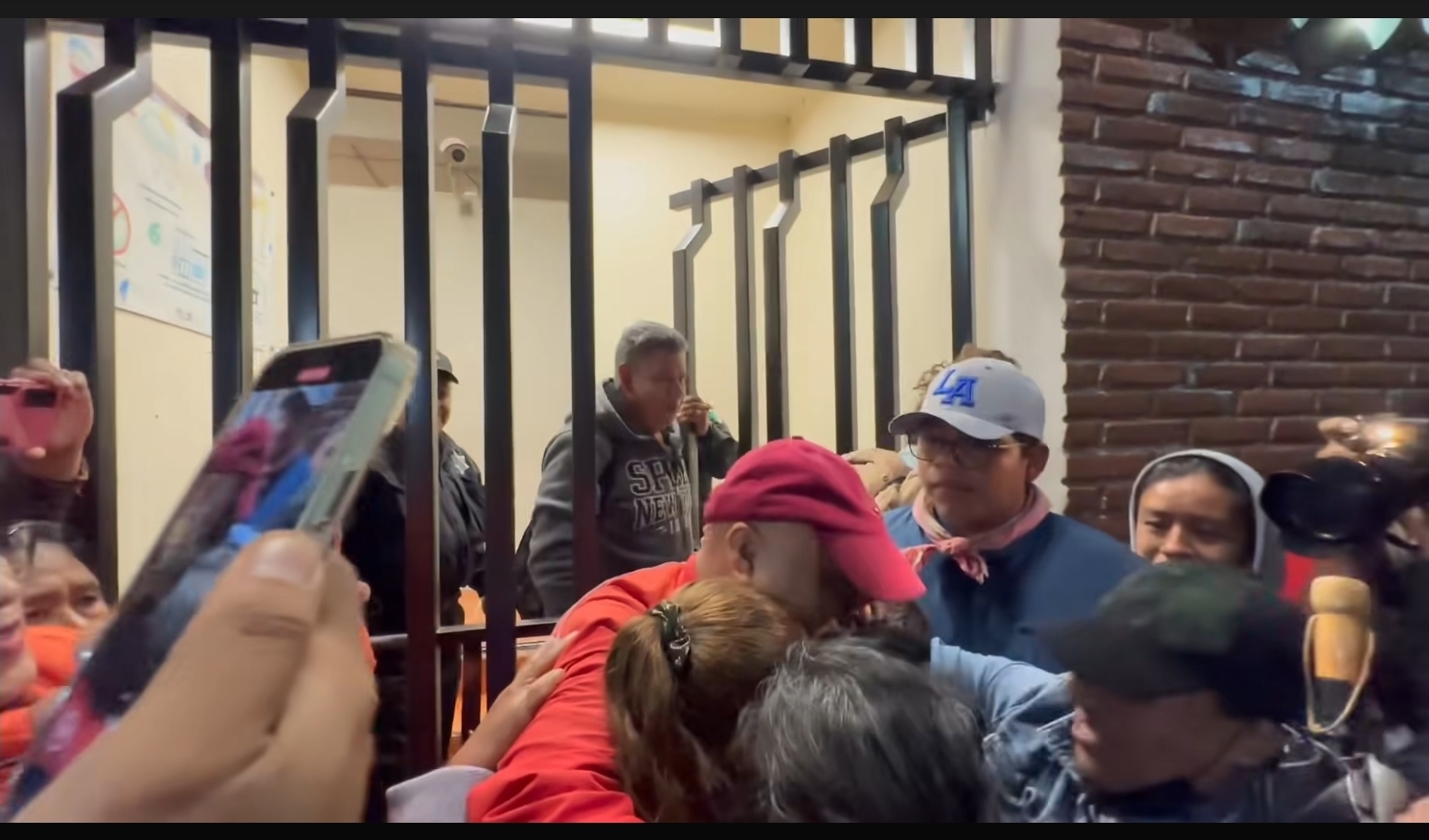 Entre lágrimas, Saúl Rosales recupera su libertad, volverá a San Pedro Tlacualpan