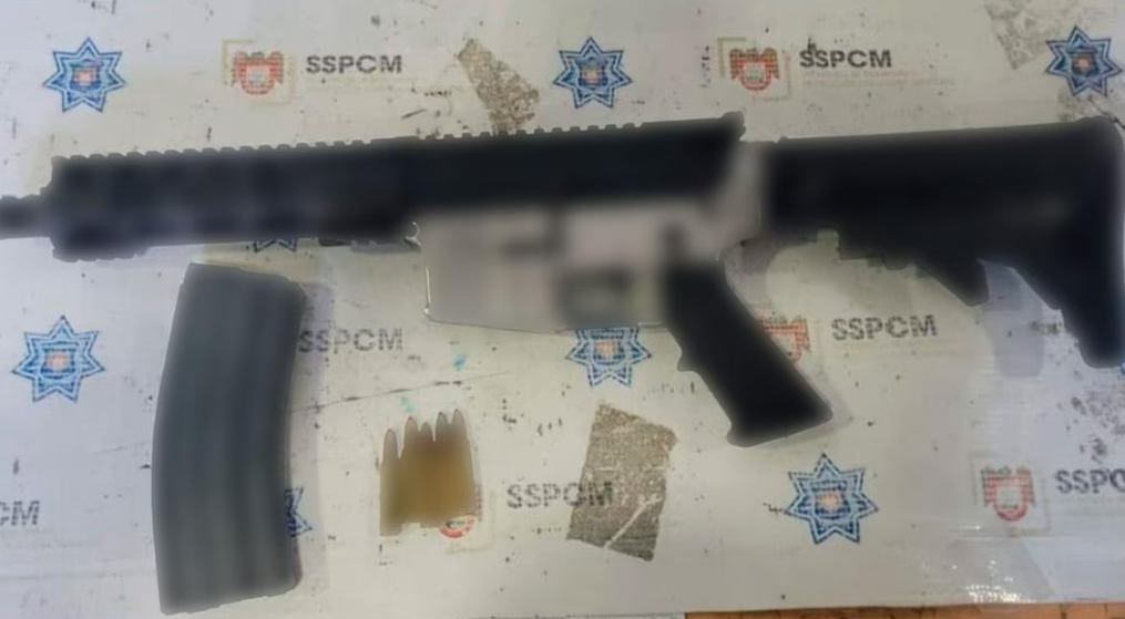 Detienen a cuatro jóvenes en Tijuana con narcomantas y un fusil de asalto