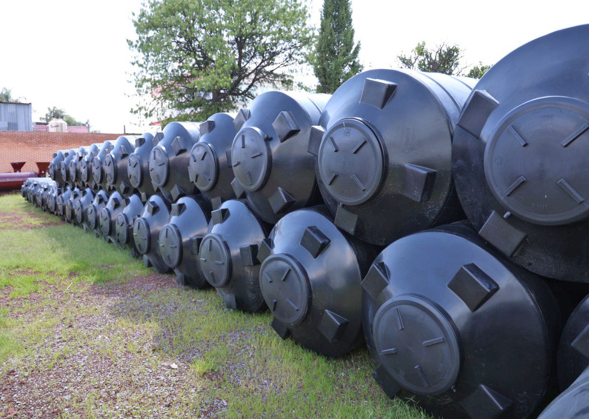 Omar Muñoz entrega tinacos para disminuir carencias de las familias 