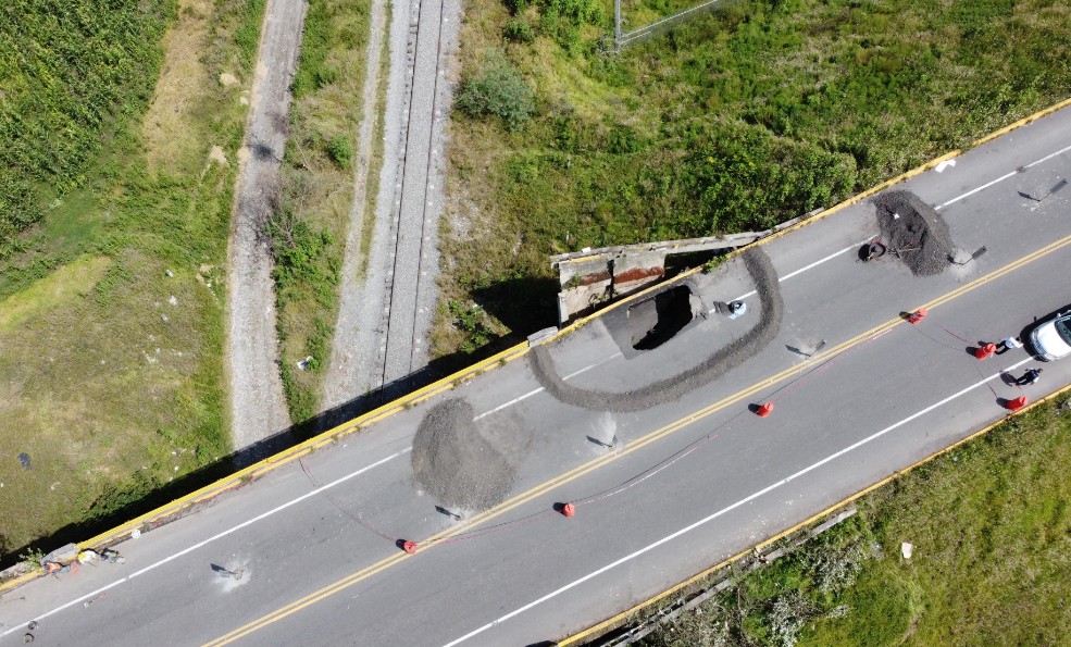 Daños en el paso superior vehicular