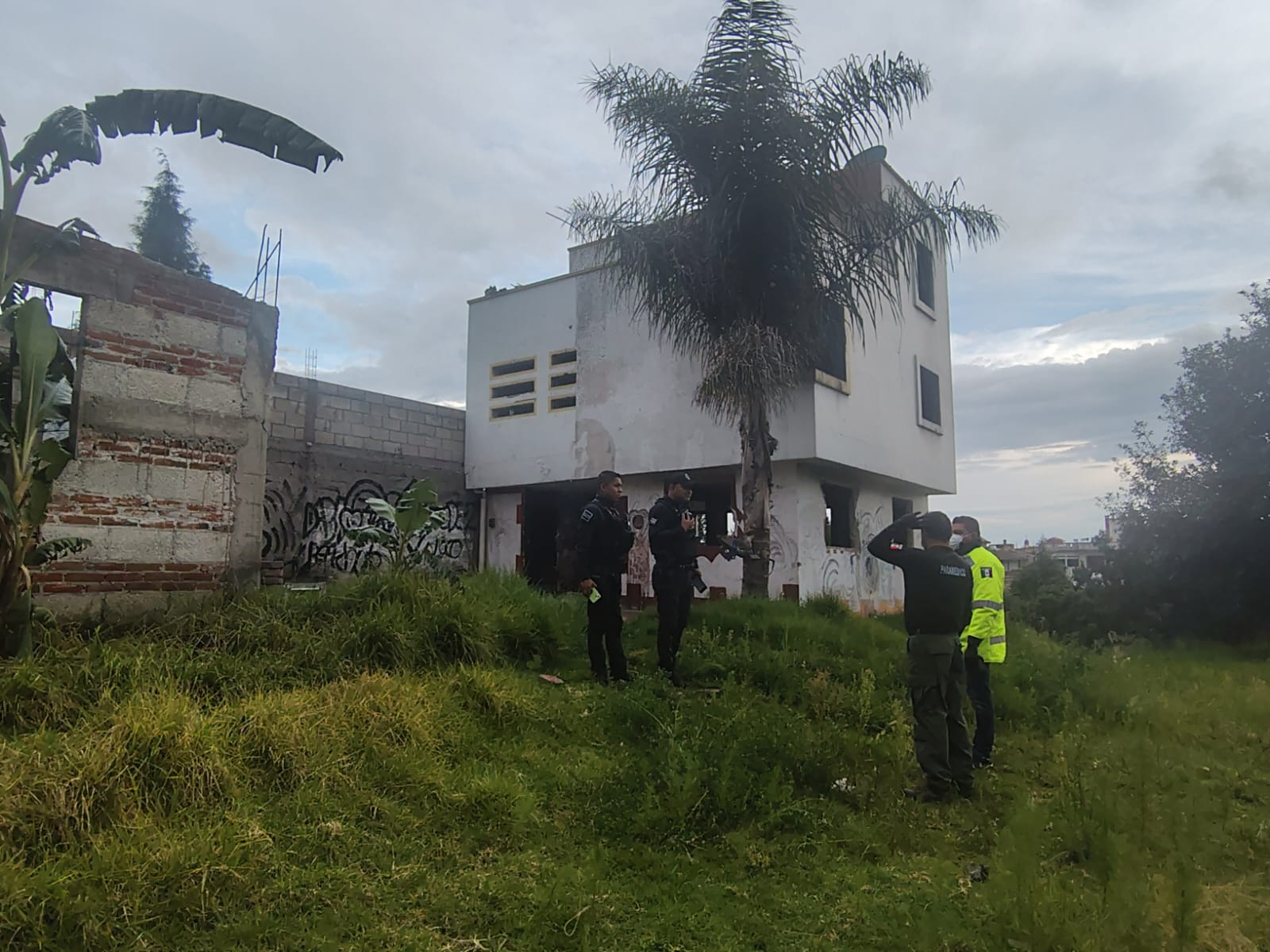Hallan cadáver en estado de descomposición de un hombre en casa abandonada en Acuamanala