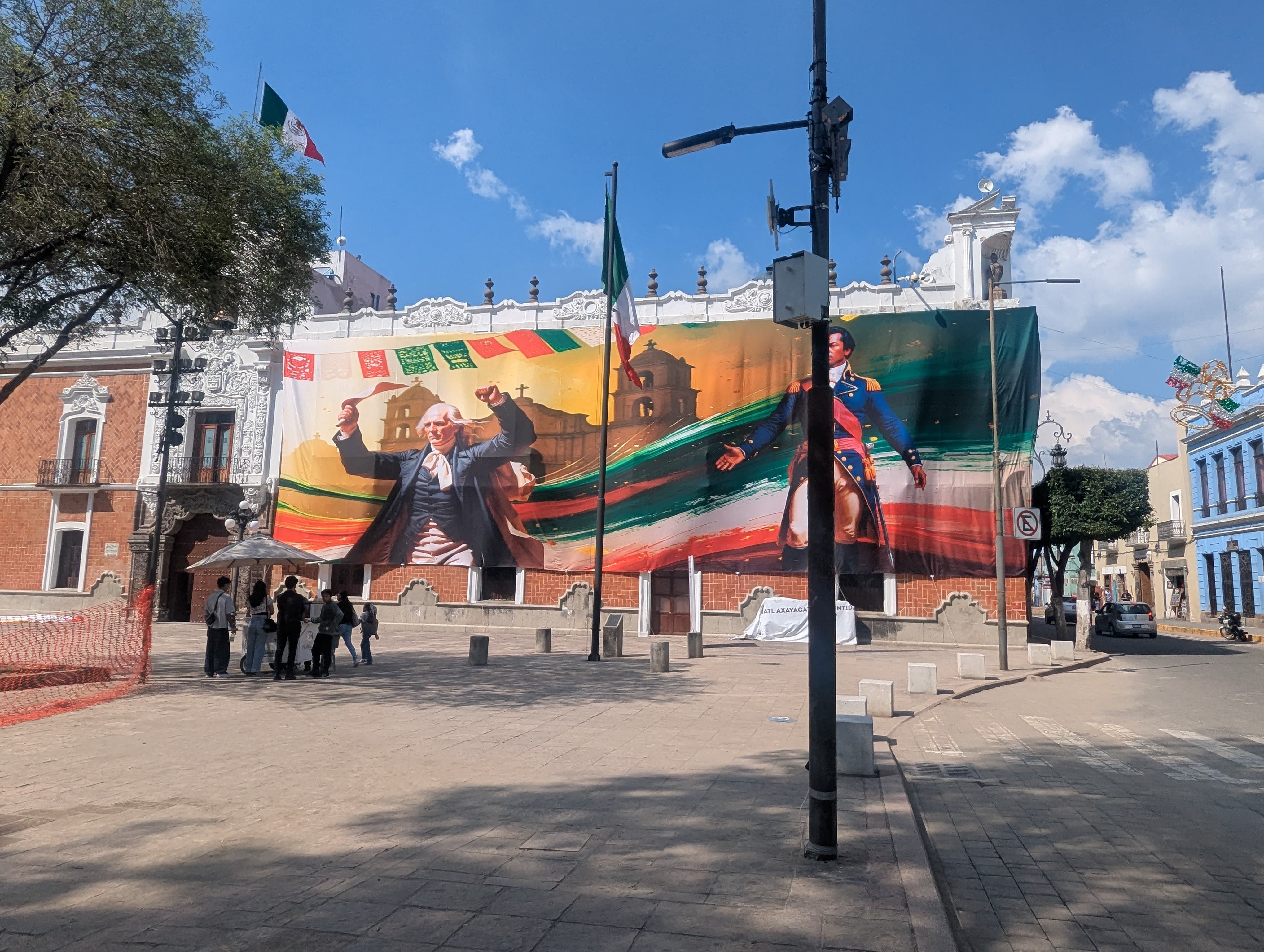 Con pintura acrilica obligan a trabajadores del Gobierno del Estado a reparar adornos patrios