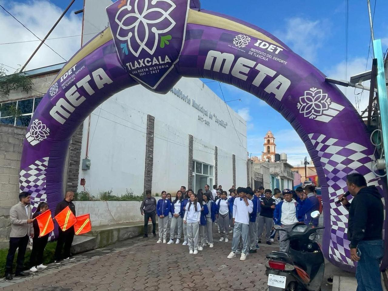 Estudiantes de Españita participan en caminata del Medio Maratón Tlaxcallan 2025