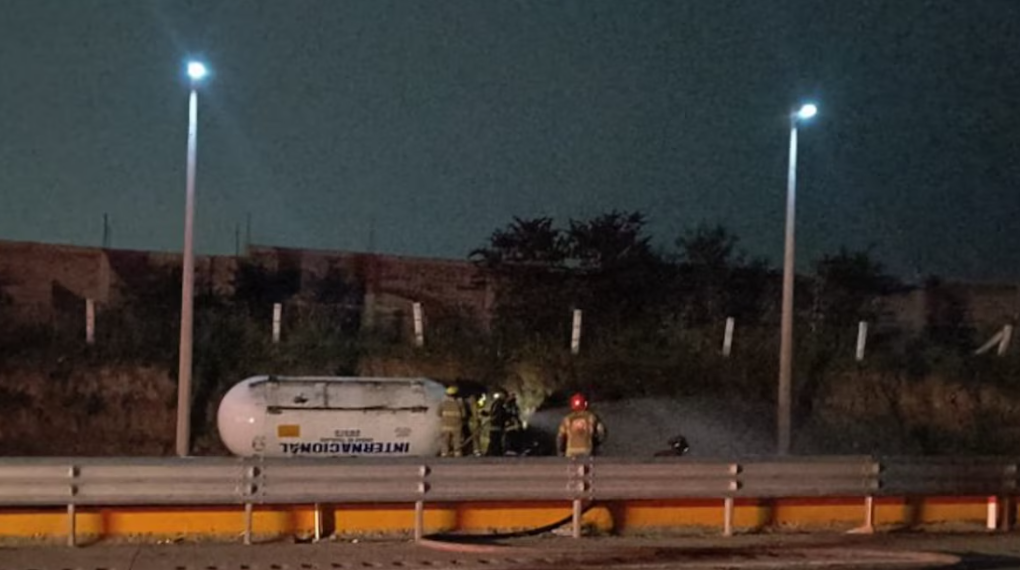 Cierre total en la autopista México-Puebla por volcadura de pipa con gas