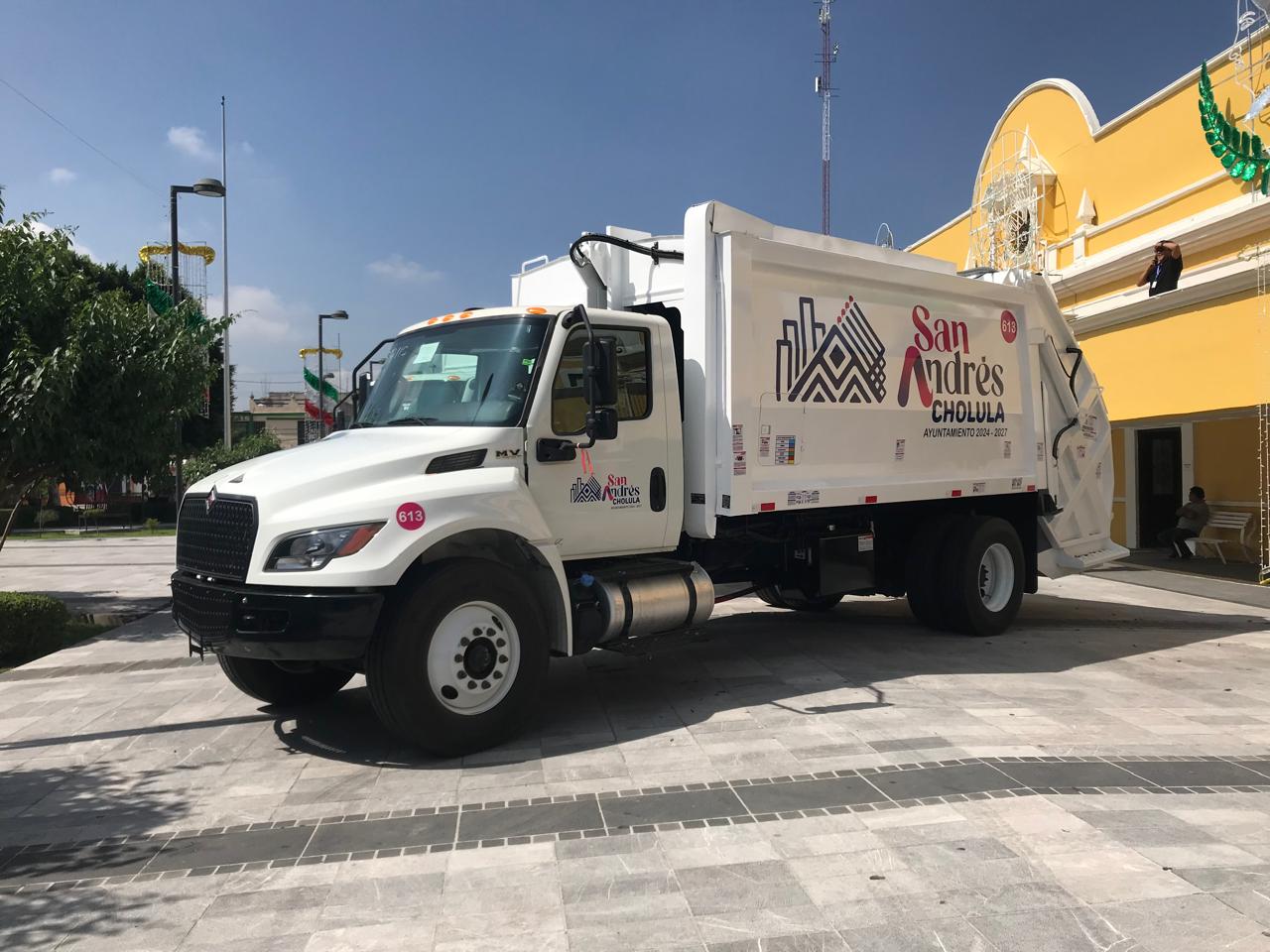 Mejoran servicio de limpia en San Andrés Cholula con dos nuevos camiones recolectores