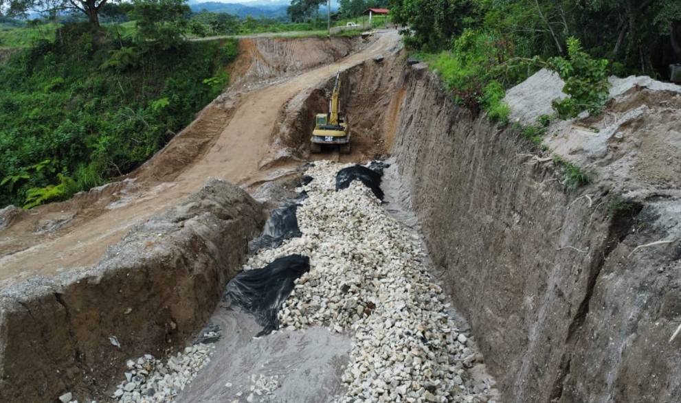 Atención inmediata a derrumbes en Hueytamalco