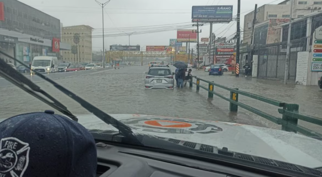Fuertes lluvias en Monterrey provocan inundaciones y rescates de emergencia