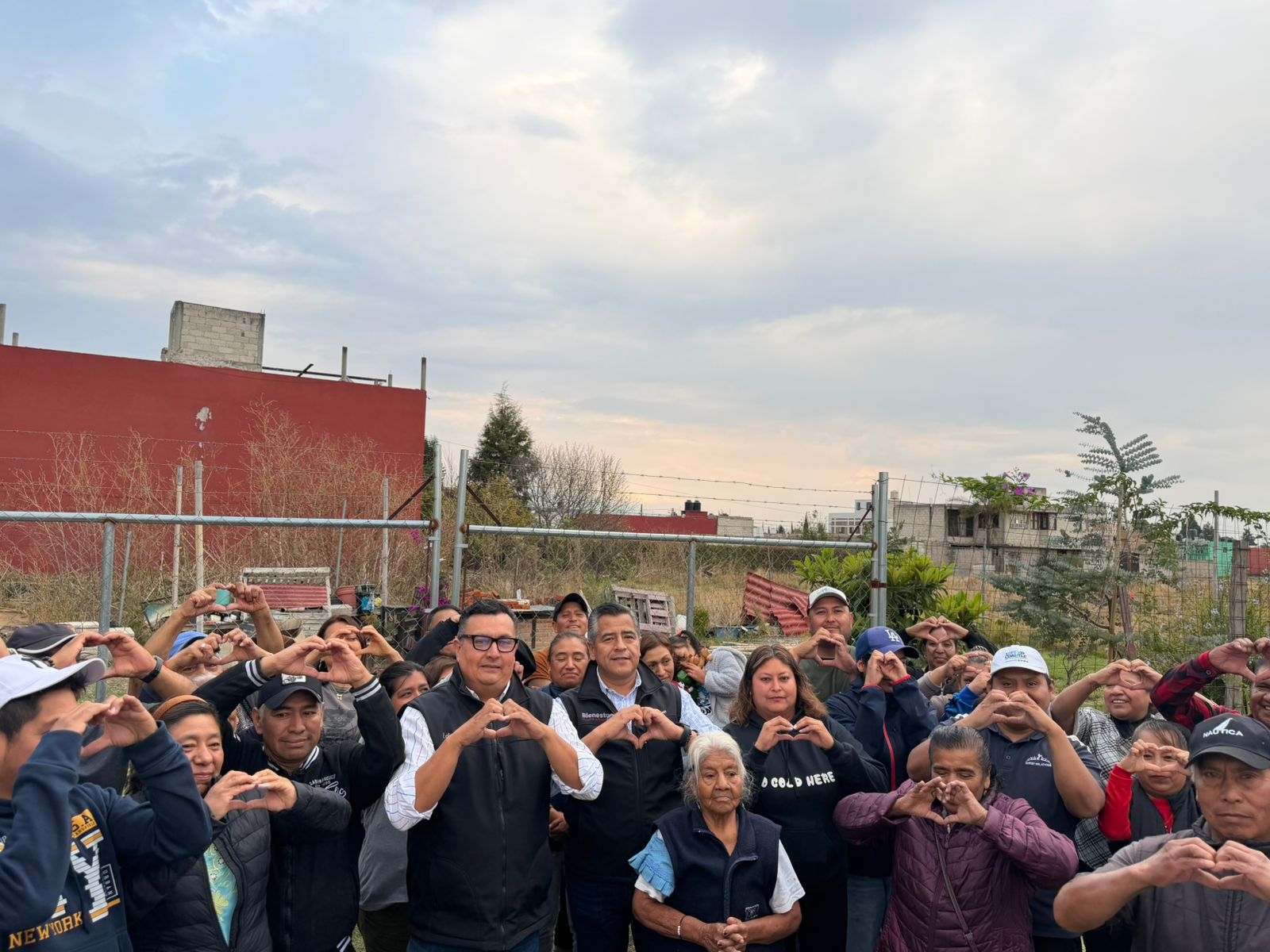 Ray Cuautli impulsa obra comunitaria en Comac; vecinos priorizan mejora sanitaria 