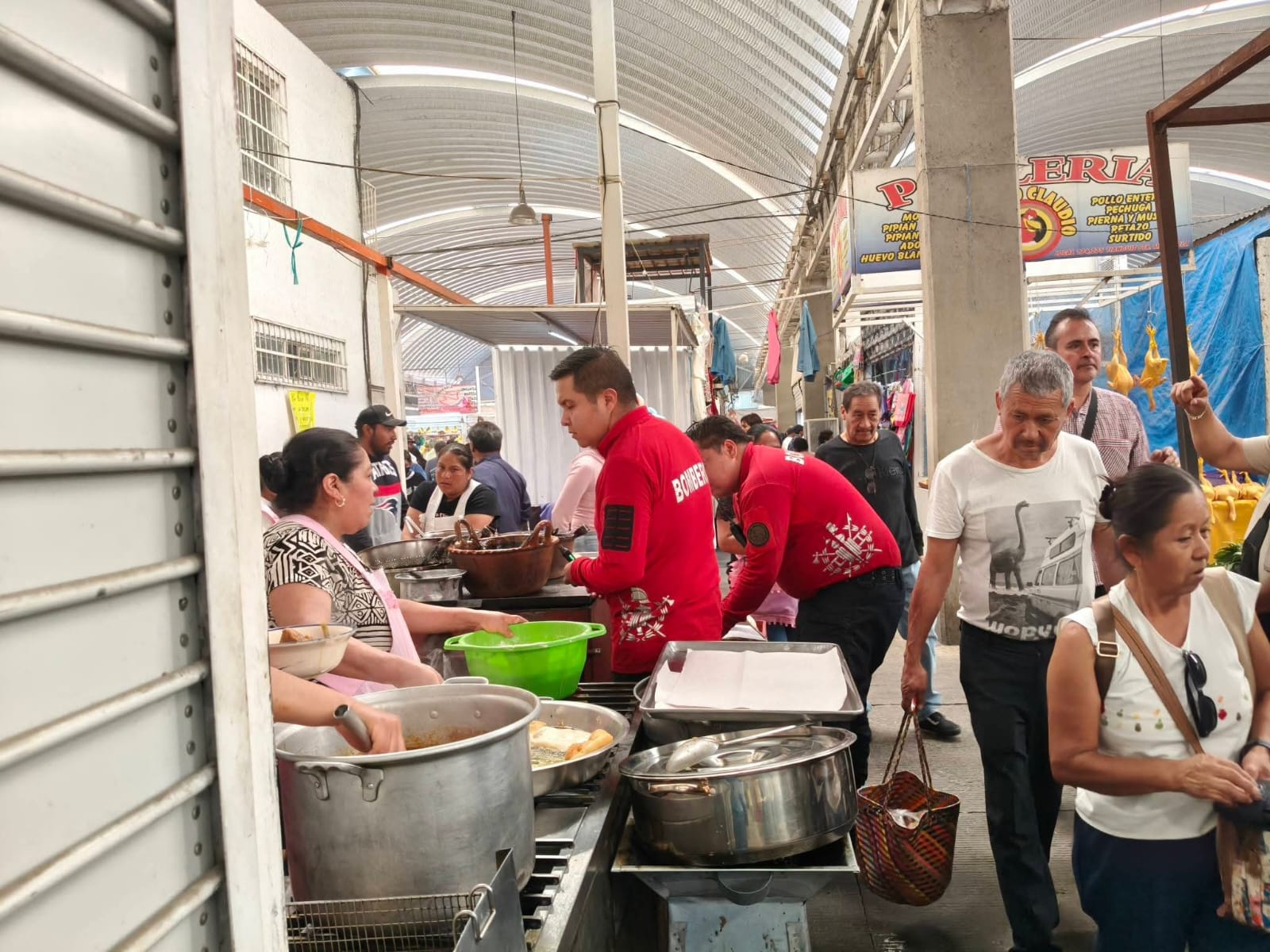 Refuerzan supervisión en el tianguis de Santiago Mixquitla para garantizar seguridad y orden