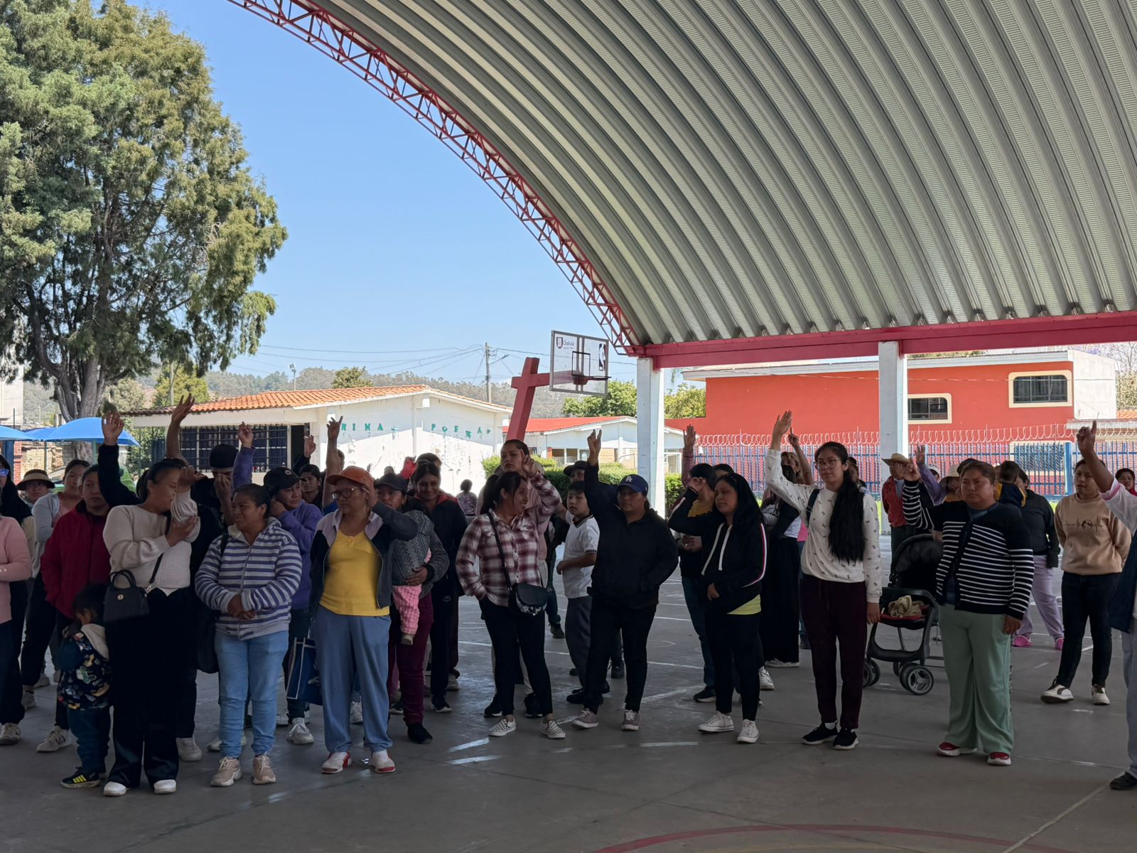Impulsa Ray Cuautli participación ciudadana en Cholula para mejorar escuela primaria