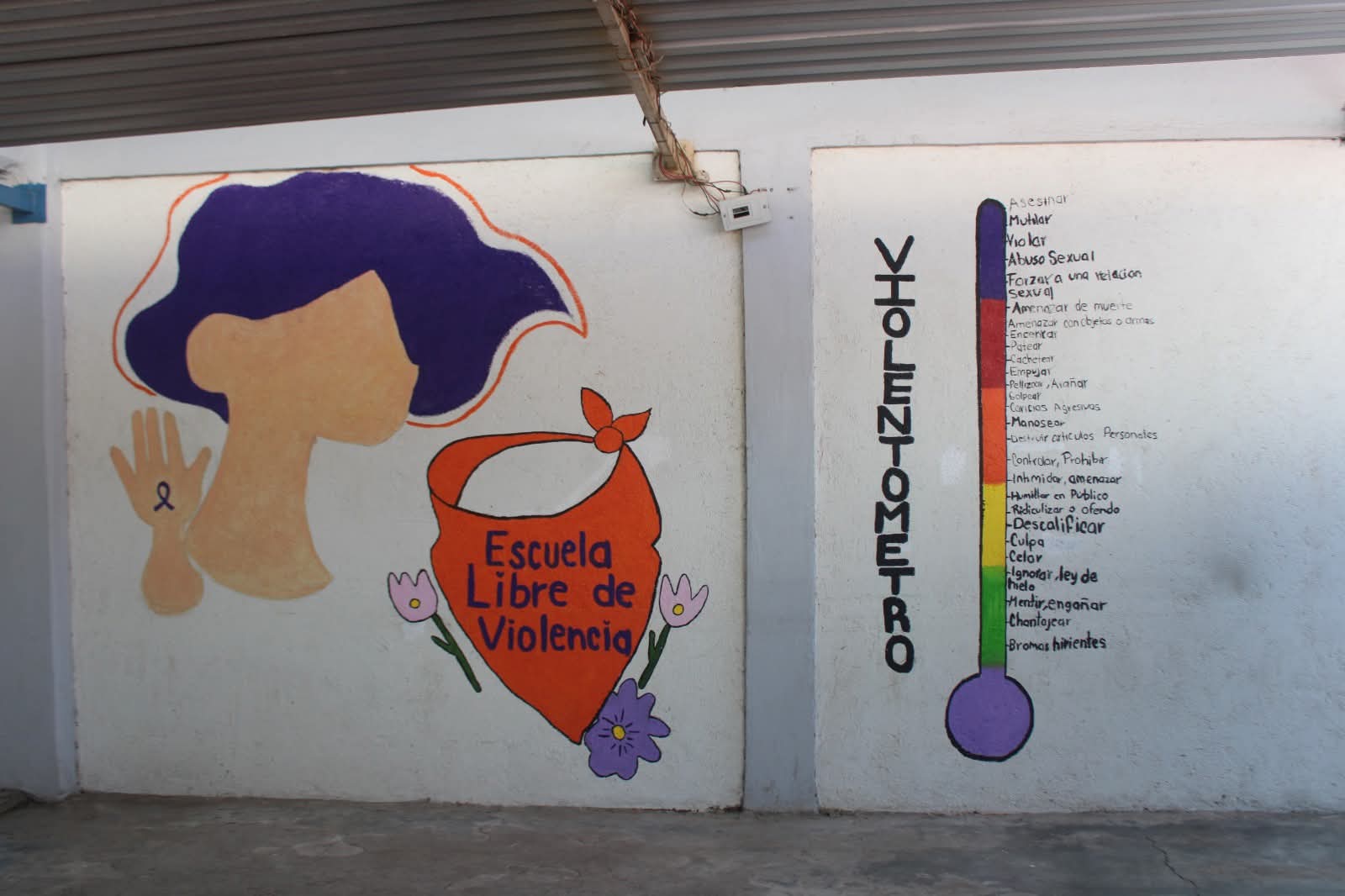 Estudiantes impulsan mensaje contra la violencia a través de mural comunitario en Coronango