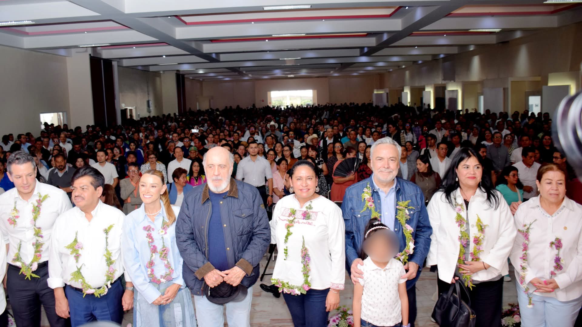 A grito de "¡Gobernadora!" Morenistas reciben a Ana Lilia Rivera en Convención Tlaxcalteca