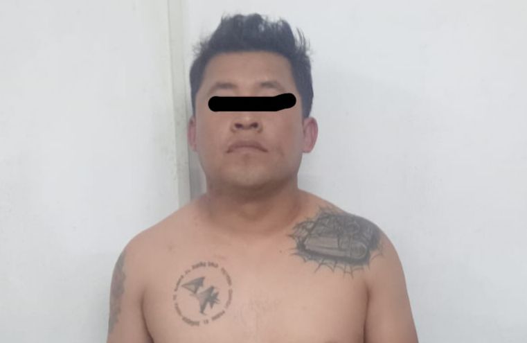 Roba camioneta, intenta huir y termina detenido y golpeado por pobladores en San Pablo del Monte