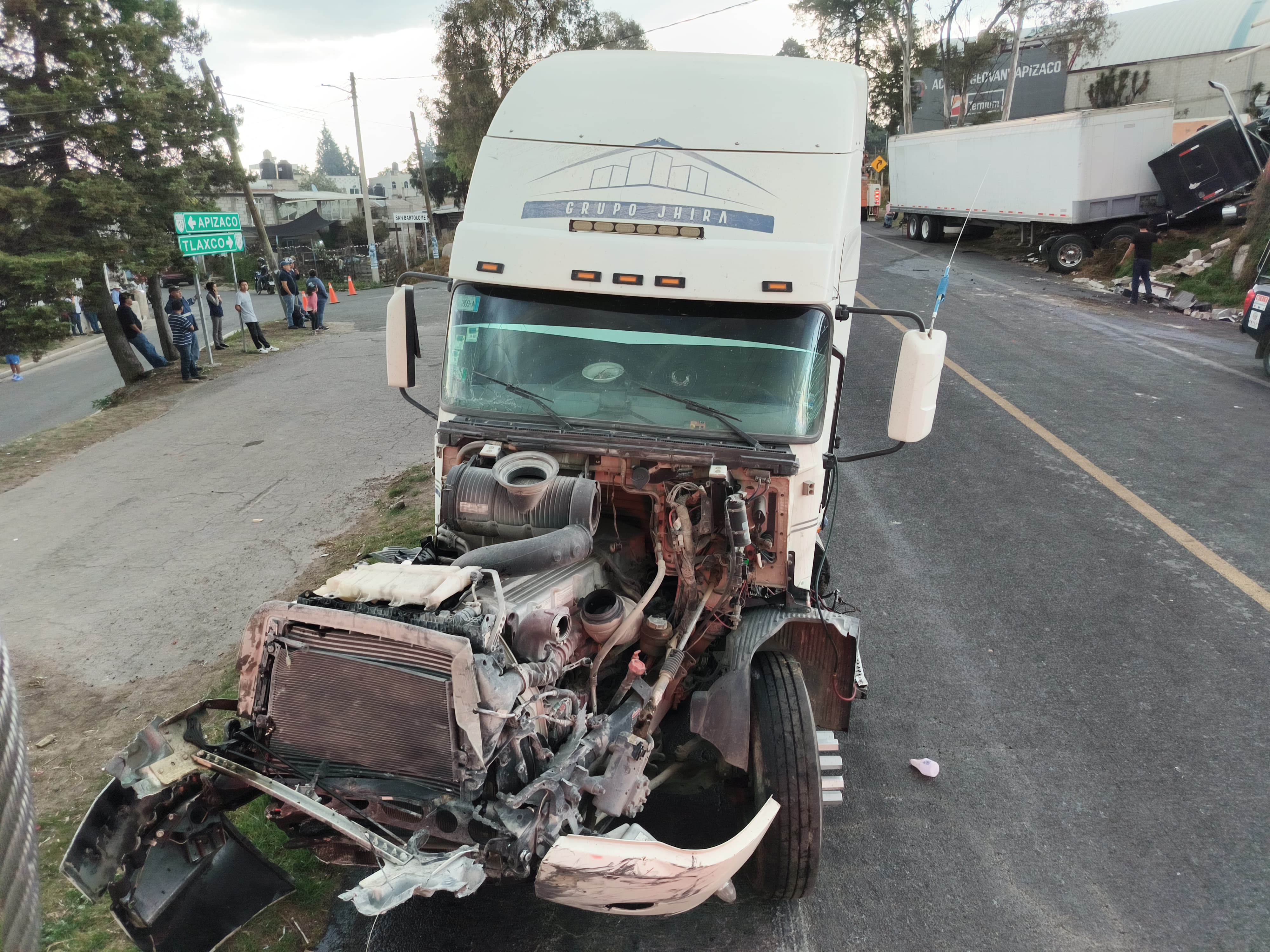 Tráiler se estrella contra tienda en Tetla y deja a comerciante lesionada