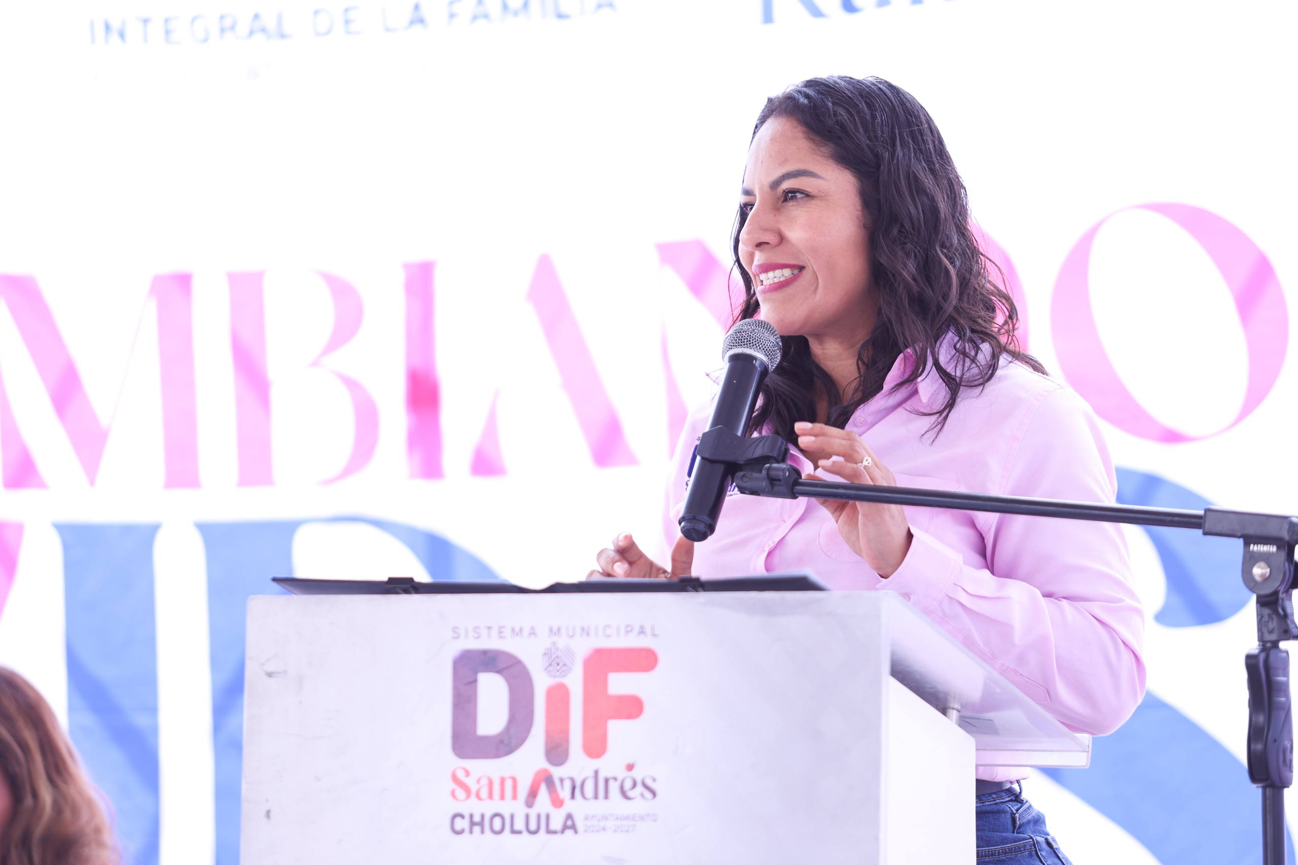 Guadalupe Cuautle entrega de apoyos del programa “Cambiando Vidas” en San Andrés Cholula