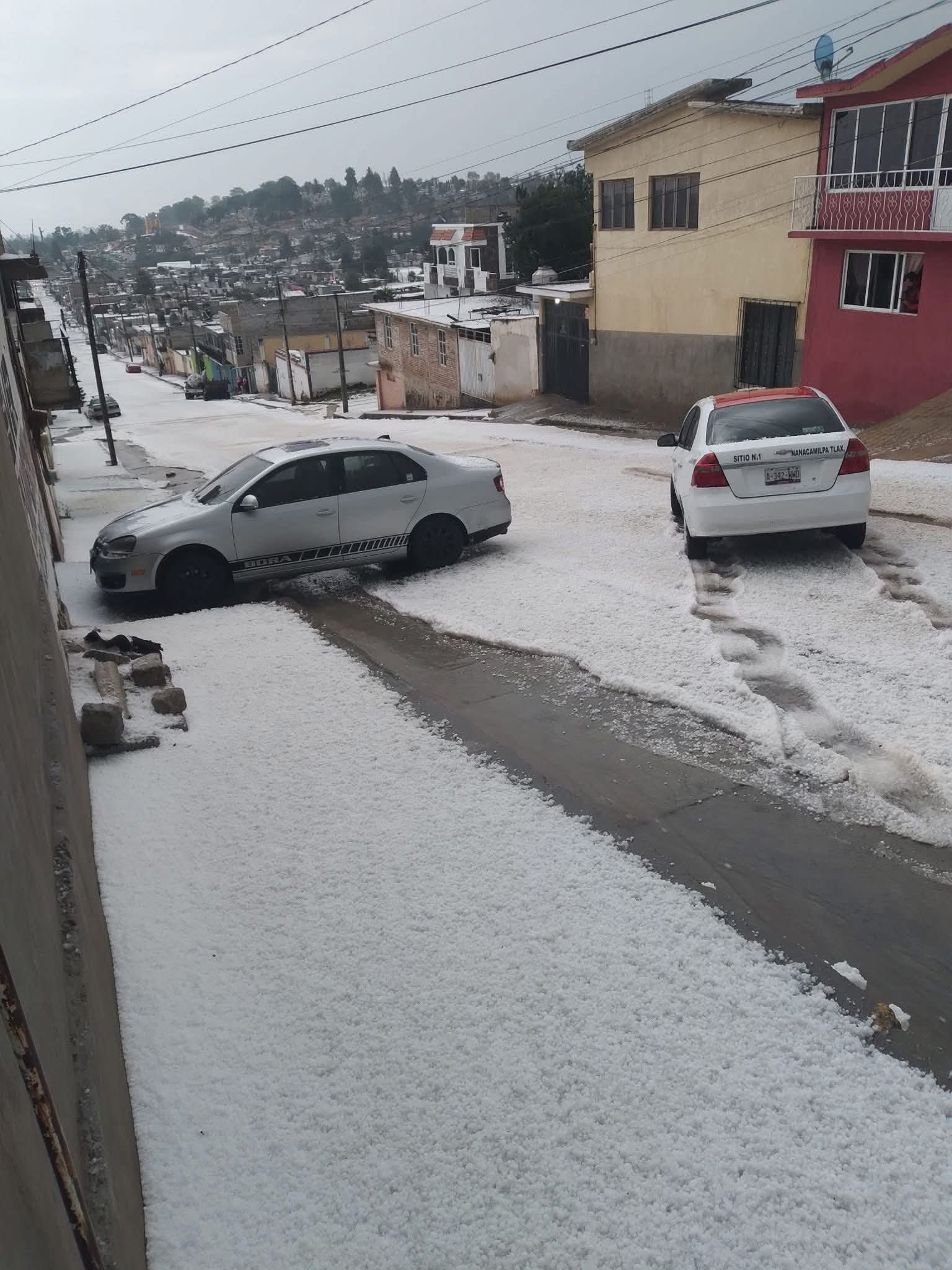 Nanacamilpa bajo el hielo: Intensa granizada transforma la primavera en un paisaje invernal