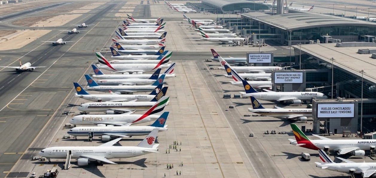 Escasez de combustible golpea a aerolíneas y viajeros