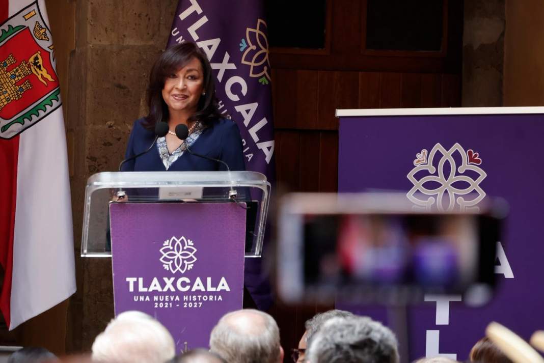 Casa Tlaxcala en Ciudad de México se consolida como un punto clave para la difusión cultural y artística, al convertirse en un espacio que resguarda y proyecta la riqueza de las tradiciones mexicanas. Durante la inauguración de la exposición “Mexicanizando el mundo”, la gobernadora Lorena Cuéllar Cisneros destacó la importancia de este recinto como un símbolo de identidad nacional y orgullo histórico.  En su mensaje, resaltó que este lugar no solo representa a Tlaxcala, sino que también recuerda el papel fundamental del estado en la construcción de la historia y cultura de México. Además, subrayó que en un contexto global donde se vuelve necesario reafirmar las raíces, este tipo de espacios ayudan a mantener viva la esencia del país.  “Tenemos autoridad moral, somos una patria solidaria y no olvidamos de dónde venimos”, expresó ante invitados del ámbito cultural, artístico y diplomático.  Arte y tradición que cruzan fronteras  La exposición del artista César Menchaca reúne obras que combinan tradición, modernidad y crítica social, creando una experiencia que conecta con las raíces mexicanas. Cada pieza refleja el trabajo colectivo de artesanas y artesanos, quienes aportan su talento para dar vida a creaciones llenas de color, historia y significado.  La mandataria reconoció que el trabajo de Menchaca funciona como un espejo que muestra al mundo la grandeza de la cultura mexicana, destacando la creatividad y sensibilidad de quienes forman parte de este proyecto artístico.  Además, se inauguró un espacio dedicado a la venta de artesanías y productos tlaxcaltecas, lo que representa un paso importante para dignificar el trabajo artesanal y fortalecer la economía cultural.  Impulso a creadores locales Promoción de tradiciones mexicanas Proyección internacional del arte nacional Un impulso a la cultura y al futuro de México  Por su parte, César Menchaca compartió que esta exposición representa la realización de un sueño colectivo: llevar el talento mexicano a escenarios de gran relevancia. Explicó que cada obra integra elementos de la historia, la naturaleza y la identidad del país, con el objetivo de generar reflexión y orgullo.  También destacó que detrás de cada pieza hay historias, esfuerzo y talento de múltiples manos, lo que convierte a la exposición en un proyecto profundamente humano y colaborativo.  En tanto, el representante de Casa Tlaxcala, Ricardo Peralta Saucedo, señaló que este recinto funciona como un territorio simbólico donde convergen historia, identidad y visión global, consolidándose como un espacio que proyecta a México hacia el mundo.  Con iniciativas como esta, Tlaxcala reafirma su papel como referente cultural, demostrando que el arte y la tradición siguen siendo pilares fundamentales para construir una sociedad más consciente, conectada y orgullosa de sus raíces.