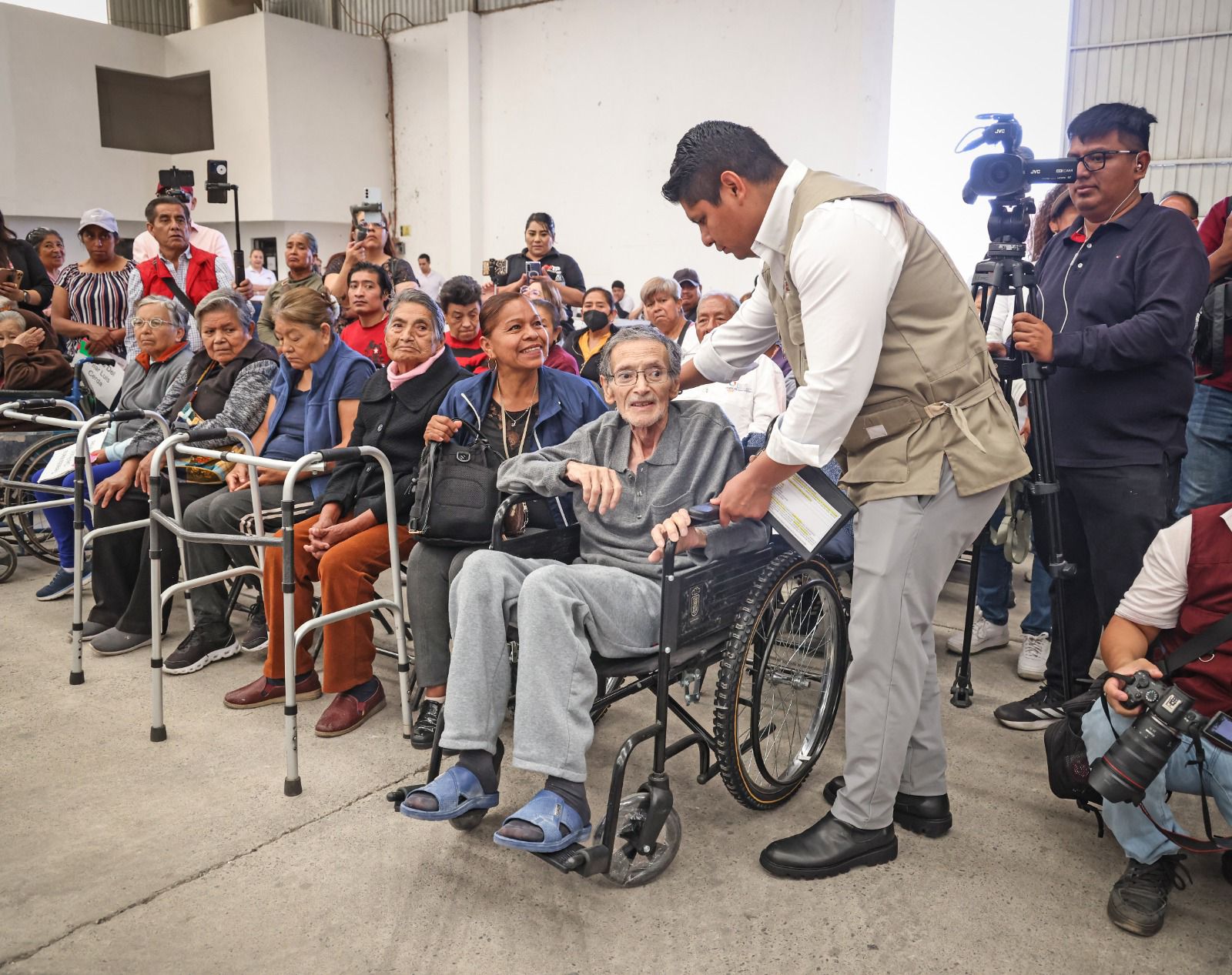 Omar Muñoz fortalece a familias con apoyos funcionales