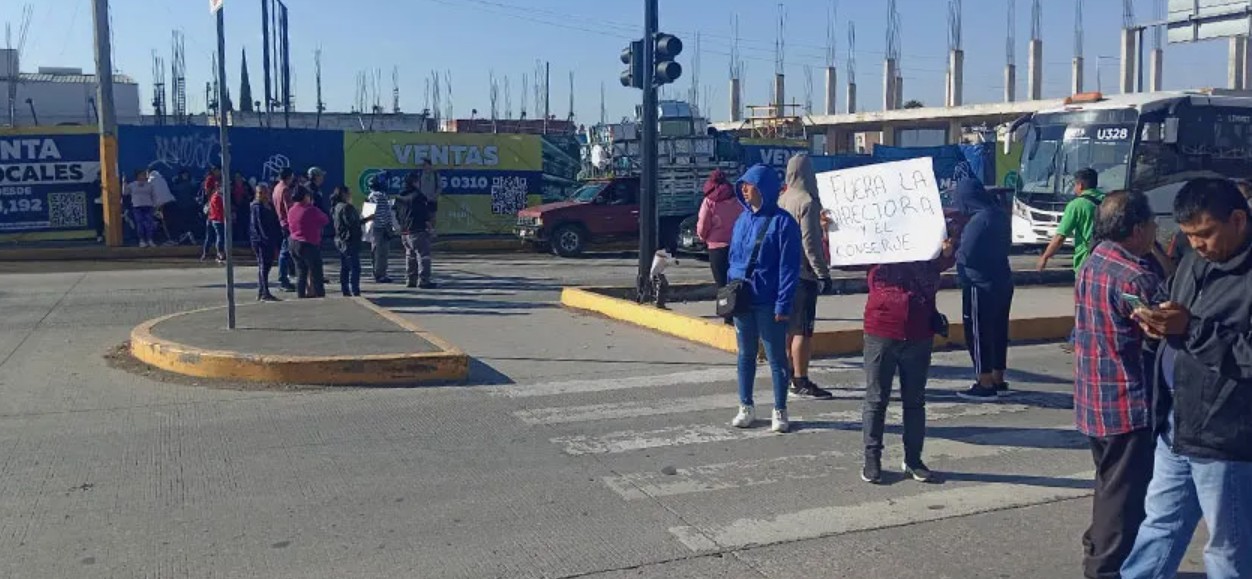 Bloqueo en la 11 Sur pone en foco la seguridad escolar en Puebla
