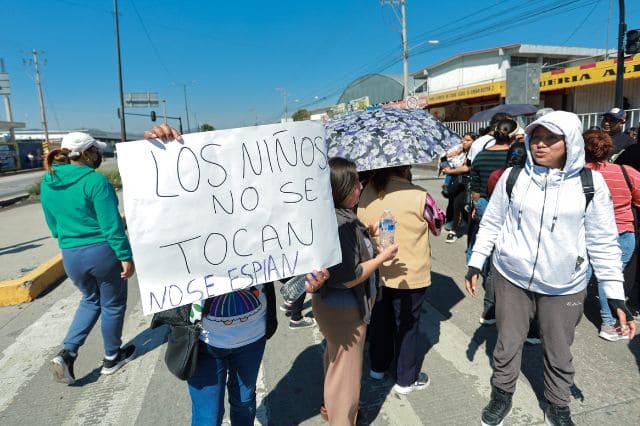 Bloquean 11 Sur por presunto caso de vigilancia indebida en primaria; SEP separa a directora y conserje