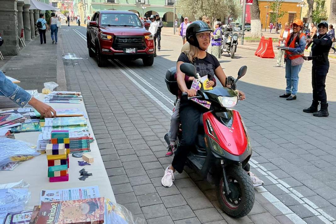 Sorprenden en Tlaxcala con original dinámica vial que regala libros y promueve la lectura