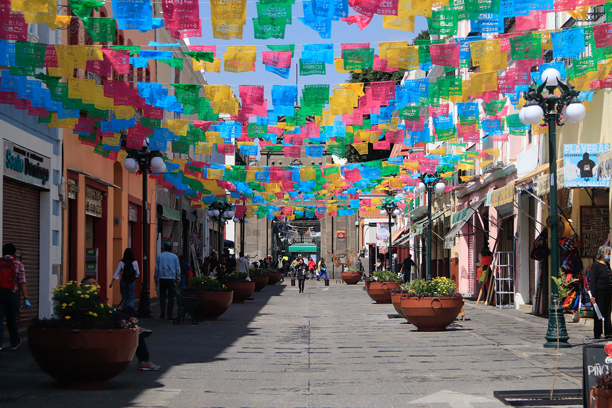 Peatonal, pero invadida: autos persisten en la Calle de los Dulces