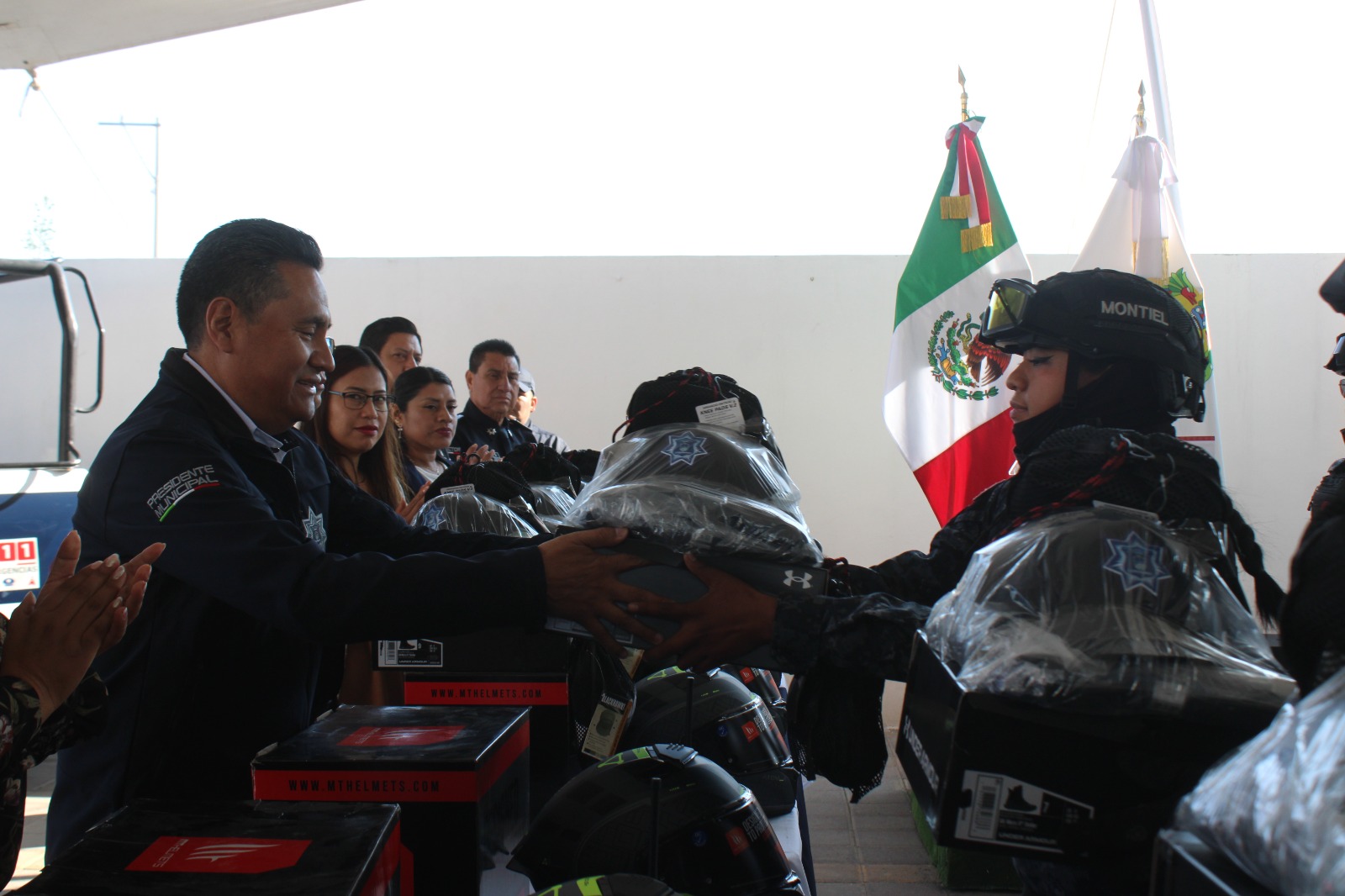 Con inversión de 4.7 mdp, Armando Aguirre entrega equipo a policías de Coronango