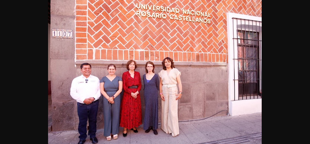 Instalaciones de nueva universidad en Puebla con estudiantes