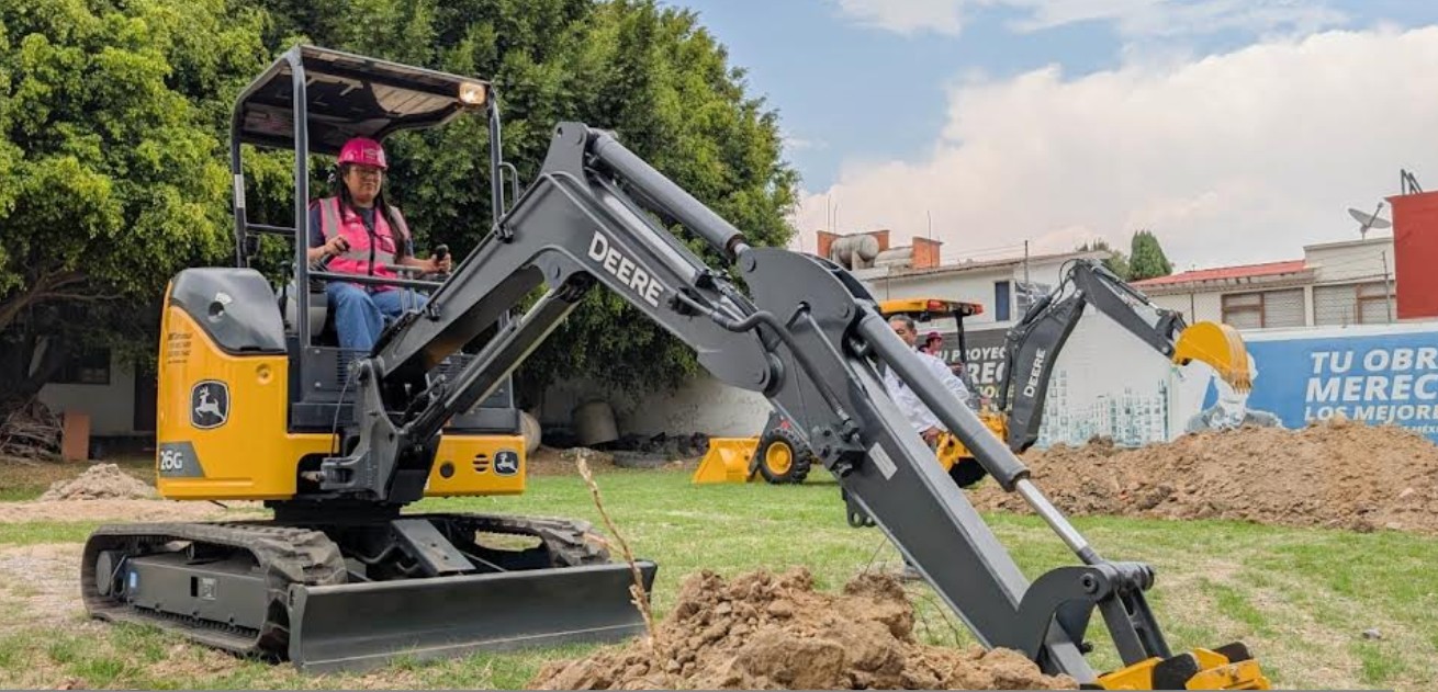 Mujer operando maquinaria pesada en curso