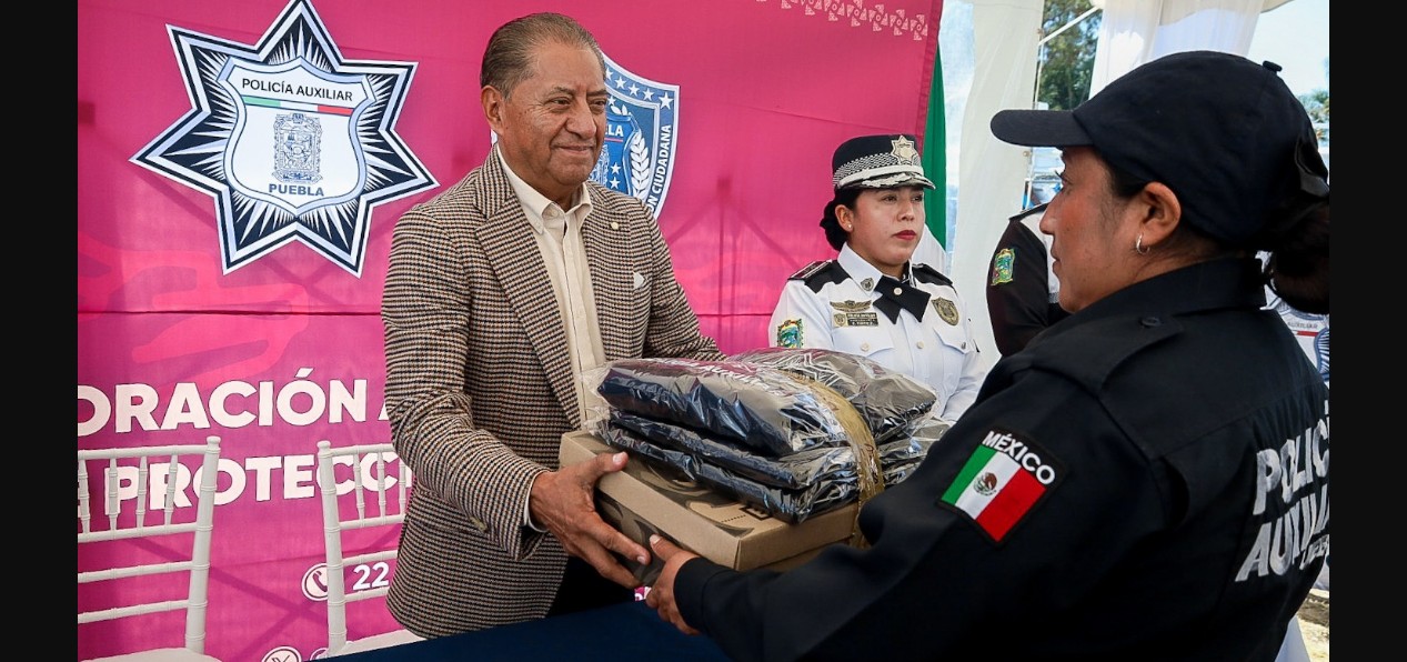Entregan uniformes a miles de elementos en Puebla