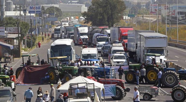 Tlaxcala amanece en tensión: operativo sorpresa rompe bloqueo campesino en Nanacamilpa