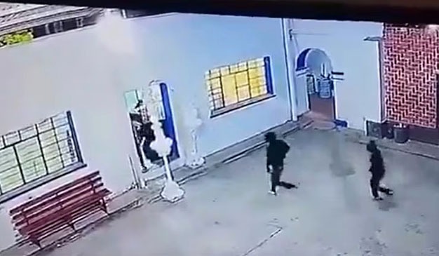 La tranquilidad de una comunidad en Tlaxcala se vio seriamente alterada luego de que durante la madrugada del Sábado de Gloria se registrara un hecho que ha generado sorpresa, indignación y fuerte preocupación social en San Lucas Cuauhtelulpan. Según los reportes, al menos cuatro hombres armados ingresaron a una capilla anexa al templo principal, donde además de despojar de sus pertenencias a algunas personas presentes, sustrajeron el Santísimo y hostias consagradas, elementos profundamente significativos para la fe católica.  El caso no solo encendió las alertas por el nivel de vulnerabilidad en espacios de convivencia comunitaria, sino que también abrió un debate más amplio sobre la necesidad de fortalecer la seguridad en templos y celebraciones religiosas en Tlaxcala. Para muchas familias, lo ocurrido representa una afectación directa a sus tradiciones, a sus creencias y a la sensación de paz que normalmente brindan estos lugares.  Gobierno de Tlaxcala anuncia acciones para evitar que se repitan estos hechos  Ante el impacto que provocó este caso, el coordinador de Comunicación del Gobierno del Estado, Antonio Martínez Velázquez, confirmó que ya se trabaja en una estrategia para reforzar la seguridad y evitar que situaciones similares vuelvan a ocurrir. De acuerdo con sus declaraciones, el tema preocupa especialmente porque se trata de espacios cotidianos y espirituales, donde la ciudadanía suele sentirse resguardada.  Entre las medidas que ya se analizan destaca la posibilidad de crear un programa especial de reacción rápida, enfocado principalmente en fechas de alta concentración como Semana Santa, fiestas patronales y otras celebraciones religiosas. La intención sería que, ante cualquier incidente, las corporaciones puedan responder con mayor rapidez y coordinación.  El mensaje de las autoridades es claro: proteger estos espacios será una prioridad, especialmente cuando forman parte esencial de la vida social y religiosa de miles de personas en Tlaxcala.  Investigaciones avanzan de oficio mientras la Diócesis de Tlaxcala fija postura  Aunque hasta el momento no existe una denuncia formal presentada por las personas afectadas, las autoridades informaron que ya se iniciaron investigaciones en coordinación con la Fiscalía del estado y áreas de inteligencia. Esto significa que, pese a la falta de una querella directa, el caso no quedará detenido, ya que se han abierto procesos de oficio con base en la información que circuló en medios de comunicación y redes sociales.  Además, se hizo un nuevo llamado a la ciudadanía para confiar en las instituciones y formalizar las denuncias, ya que esto permite ampliar las líneas de investigación y acelerar resultados.  Por su parte, la Diócesis de Tlaxcala condenó enérgicamente lo ocurrido y adelantó que se plantea la excomunión de quienes resulten responsables, una postura que refleja el profundo rechazo que ha generado este hecho dentro y fuera de la comunidad católica. En resumen, Tlaxcala enfrenta hoy un momento clave para reforzar la seguridad en sus templos, recuperar la confianza ciudadana y proteger espacios que, para muchas personas, representan mucho más que un recinto físico.