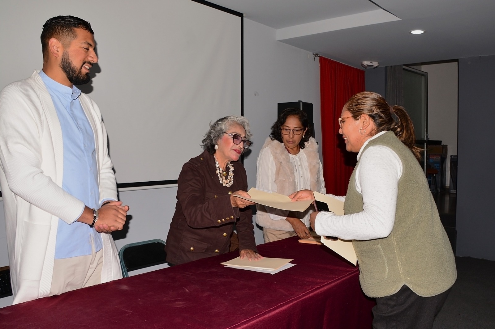 Entrega DIF Municipal resultados de ultrasonidos a 35 cholultecas