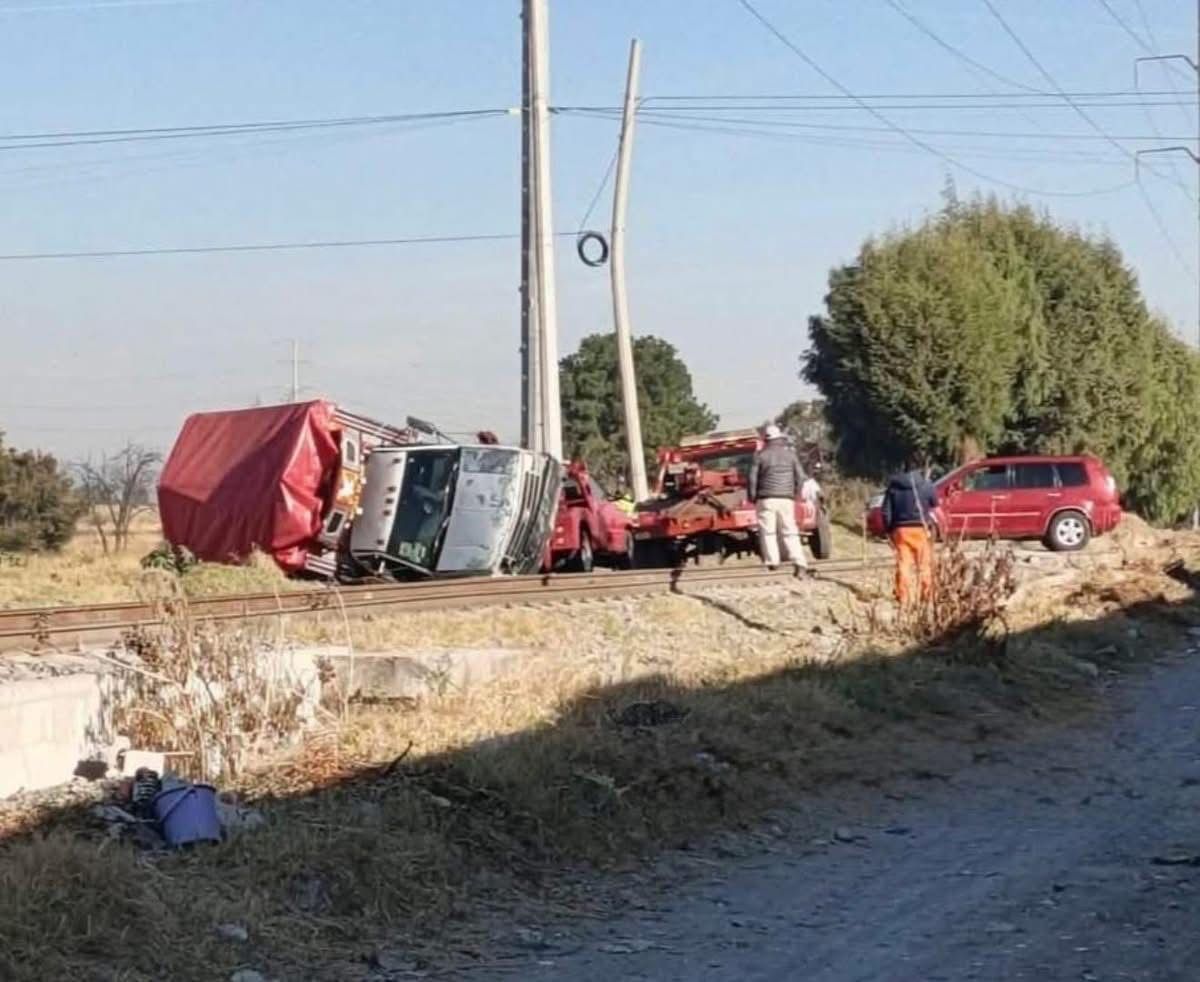Intentaron ganarle al tren, son embestidos y terminan volcados en Teolocholco