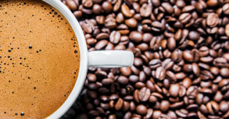 ¿Qué son los enemas de café y por qué los médicos alertan sobre esta moda en redes?