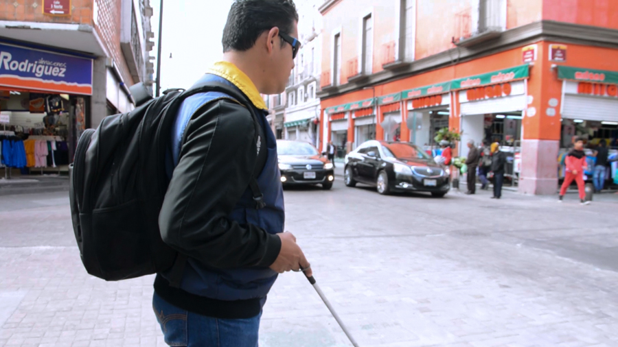 Refuerza Ayuntamiento de Puebla infraestructura urbana para personas con discapacidad visual