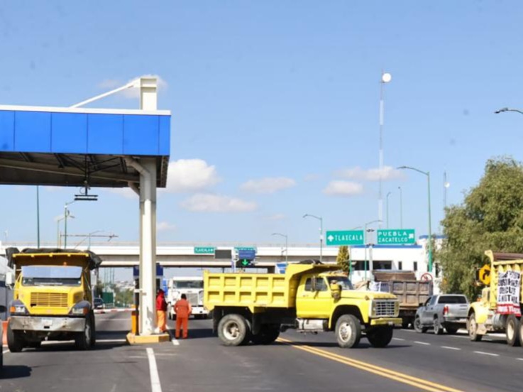 Bloqueo en autopista Tlaxcala-Puebla: transportistas exigen respeto a contratos
