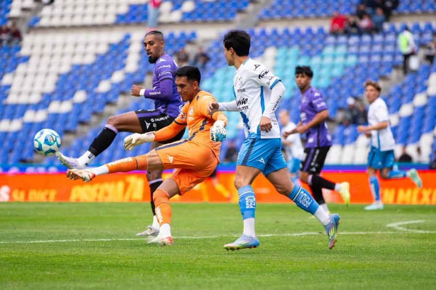Daños en el césped del Estadio Cuauhtémoc tras partido de la Liga MX