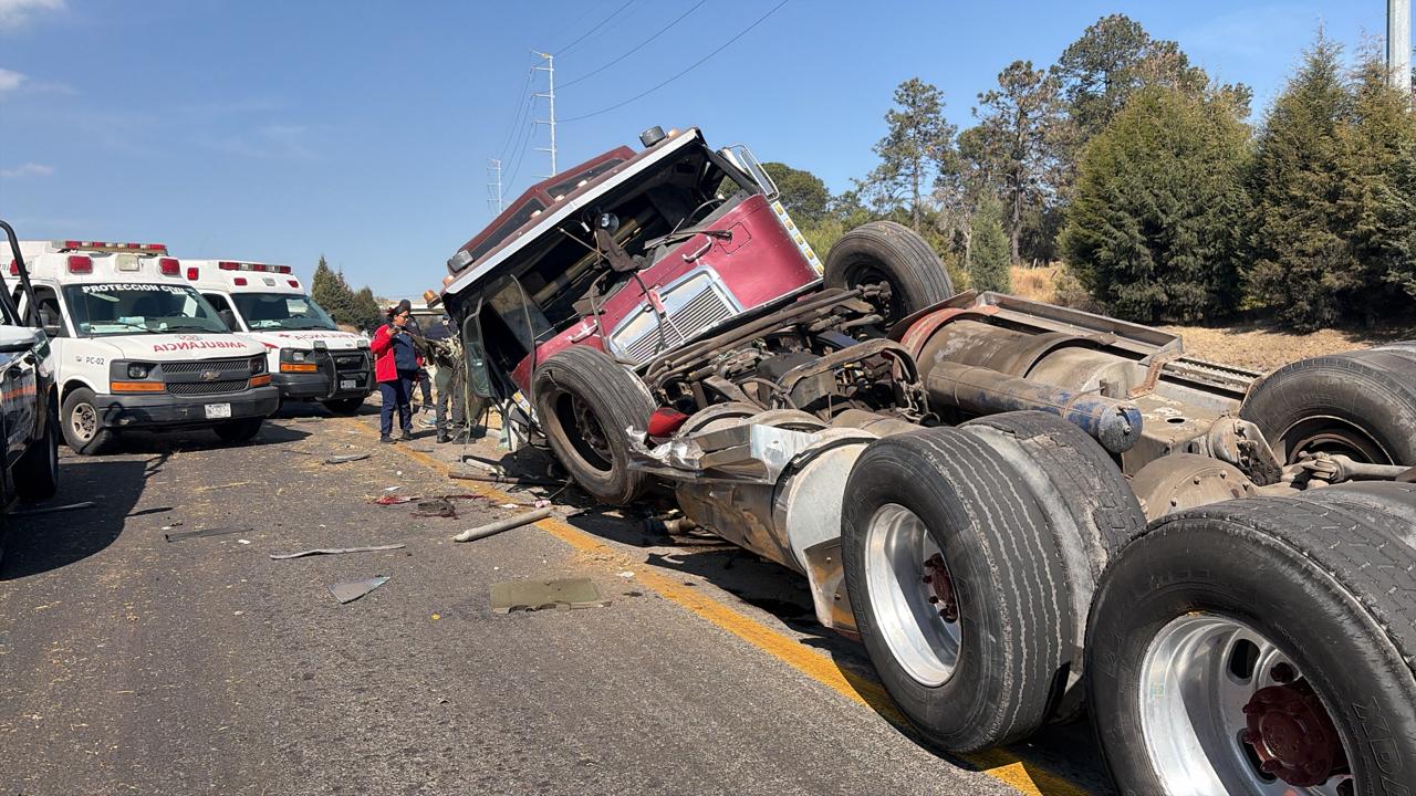 Operador de tráiler se amputa la pierna tras accidente en Yauhquemehcan