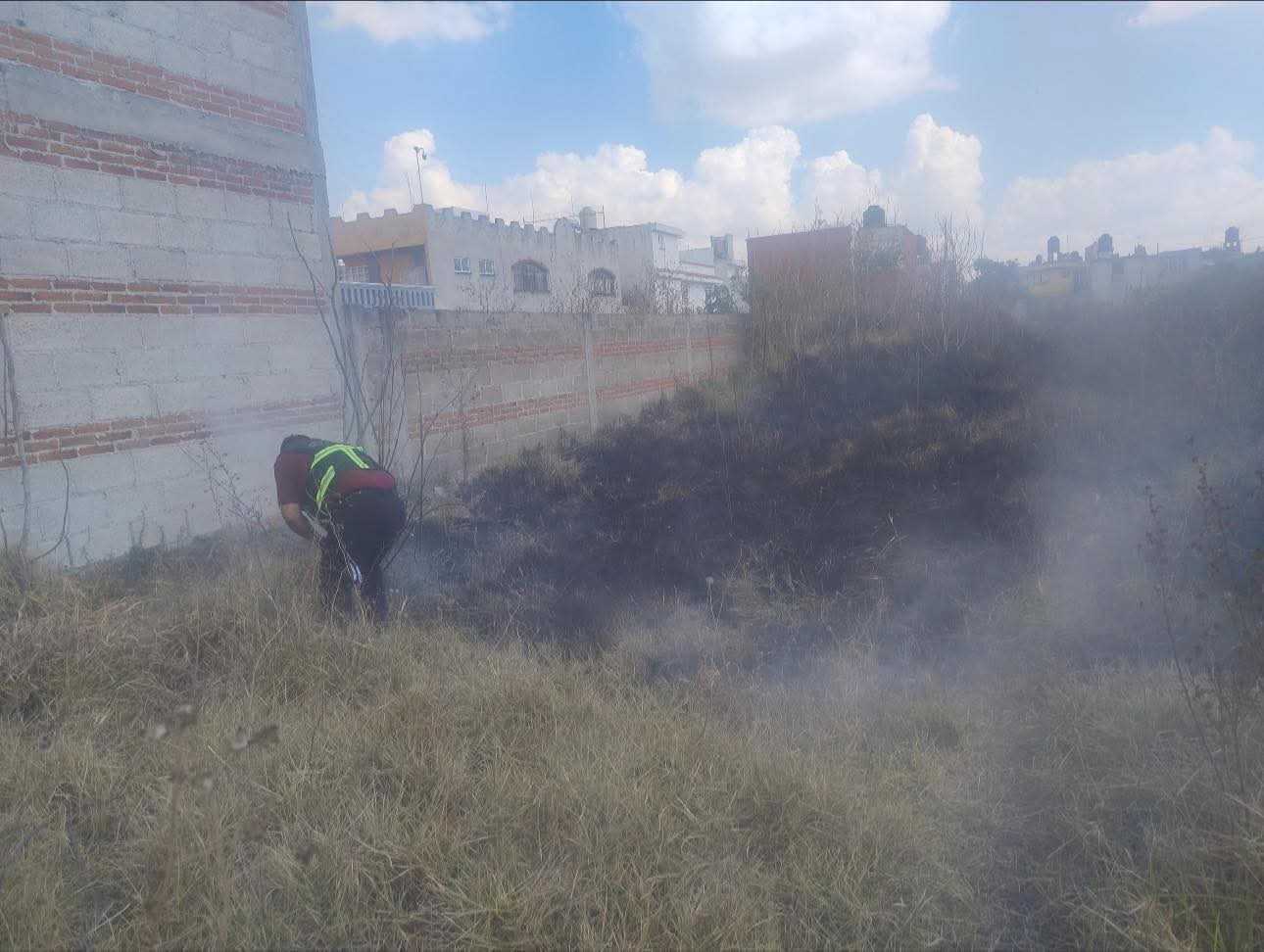 Protección Civil controla incendio de pastizal en la colonia Villa Olímpica