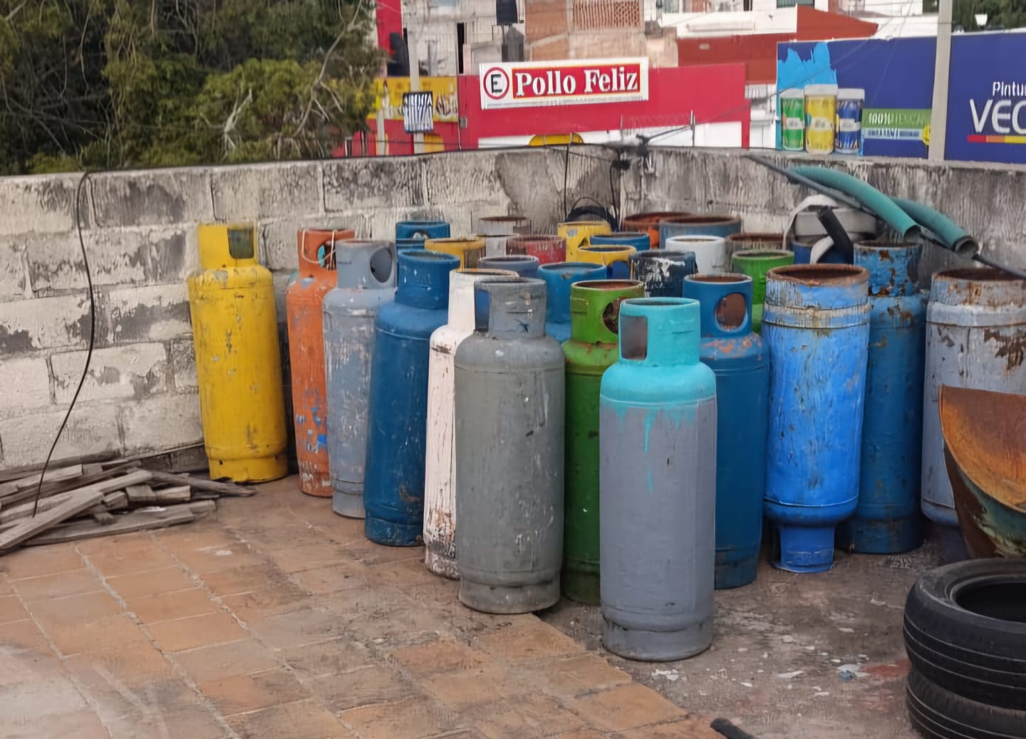 Protección Civil de San Pedro Cholula retira cilindros de gas LP en mal estado para prevenir accidentes