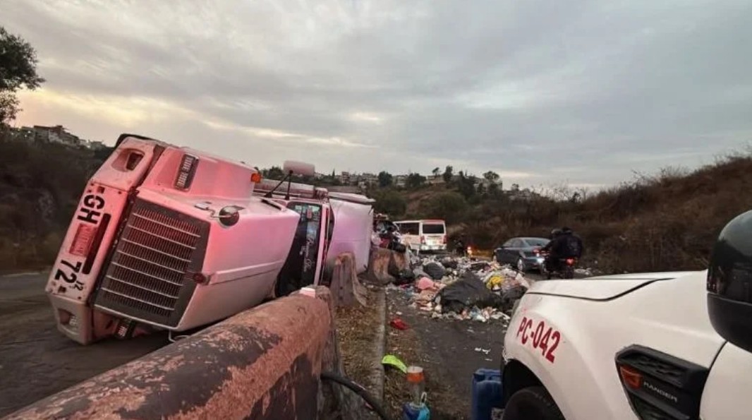Volcadura de tráiler provoca caos vial en Nicolás Romero