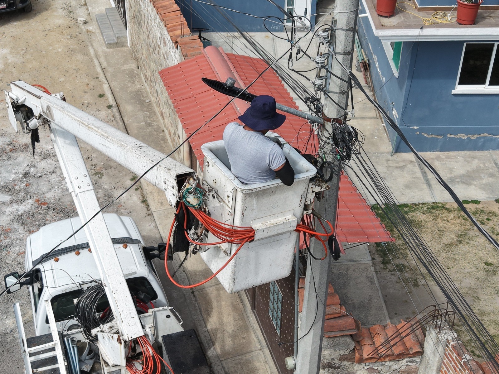 Pone en marcha Omar Muñoz trabajos de pavimentación en Almecatla